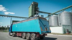 В Україні спростили отримання прав на вантажівки з причепом